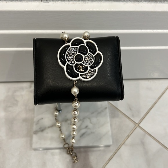 Chanel pearl necklace with black flower pendant. - Picture 4 of 6